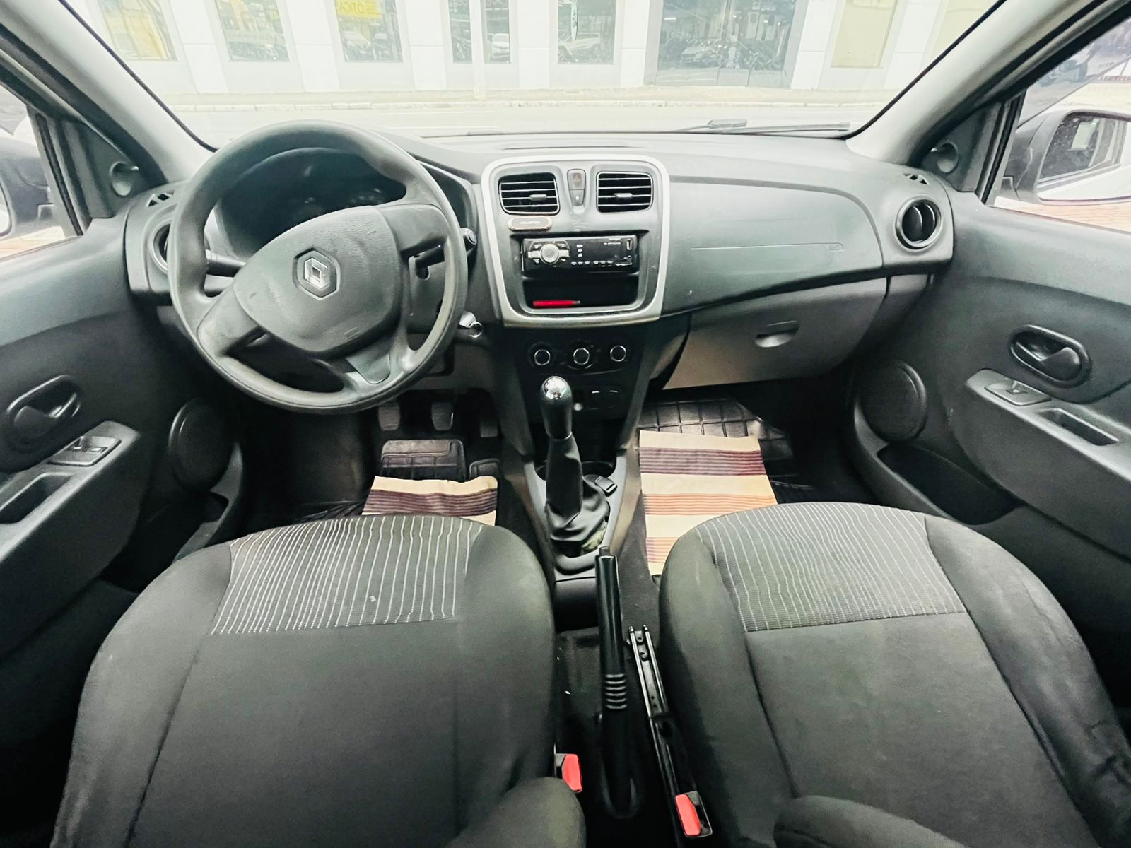 sandero dentro frente