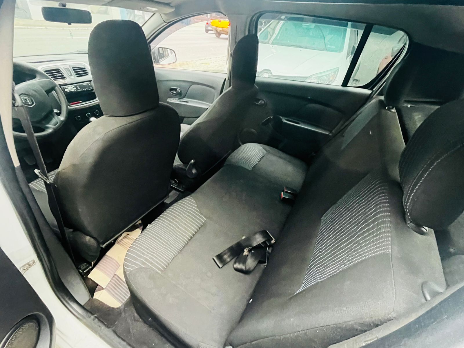 sandero dentro tras