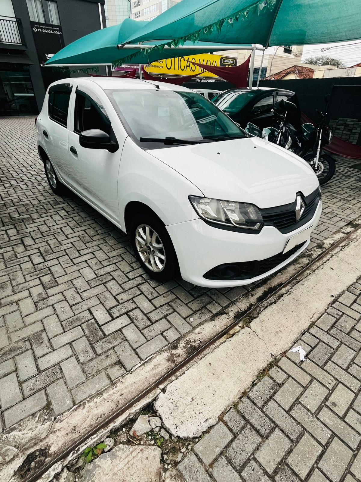 sandero frente lateral
