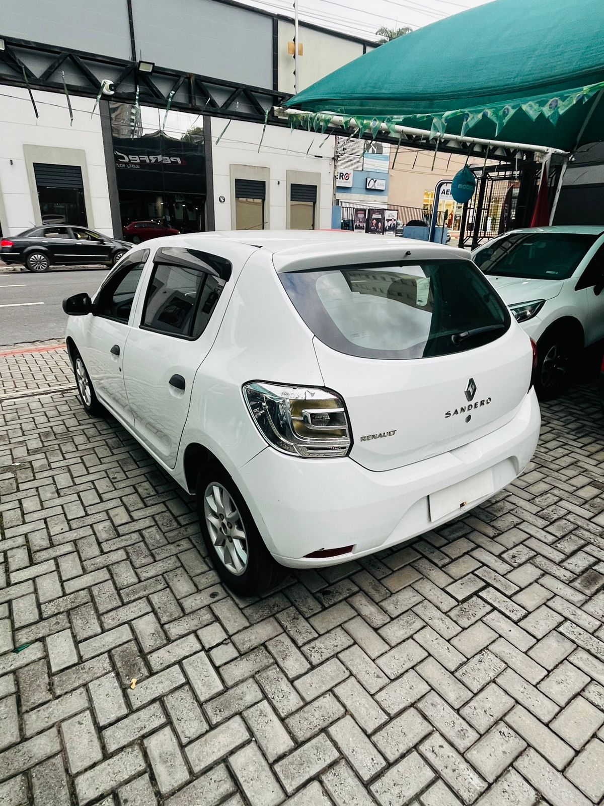 sandero lateral tras